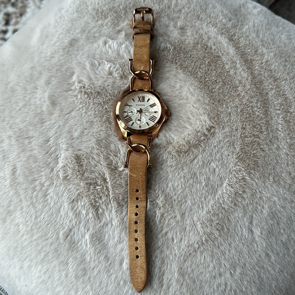 Leather and rose gold Fossil watch